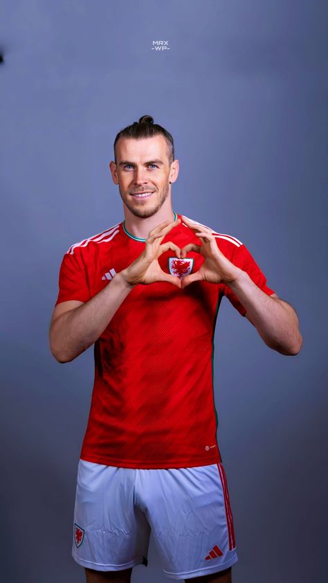 Soccer Photoshoot, Wales National Football Team, Gareth Bale Wales, Soccer Photos, Soccer Poses, Soccer Pro, Soccer Aid, Football Poses, Childhood Aesthetic