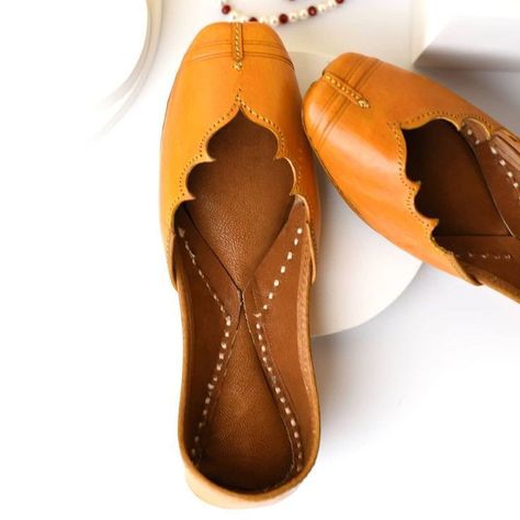 Punjabi Jutti Design, Jutti Design, Khussa Designs, Punjabi Juti, Traditional Sandals, Pakistani Shoes, Indian Footwear, Gold Slippers, Funny Baby Jokes