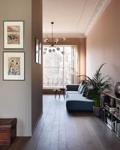 Ark One on Instagram: "Mixed width planks in MANHATTAN / Dark Grey. The floors look great with the warm pink and neutral brown/grey walls. Architects @labarchitects photo by @alexanderjamesphoto #arkone #arkonegroup #reclaimedwoodfloors #woodfloors #woodflooring #luxurydesign #design #interiordesign #oak #vintagefloors #distressedfloors #londonhomes" Oak Floor Living Room, Dark Wood Floors Living Room, Informal Living Room, Gray Oak Floor, Dark Brown Floor, Distressed Floors, New Living Room Ideas, Reclaimed Wood Floors, Brown Floors