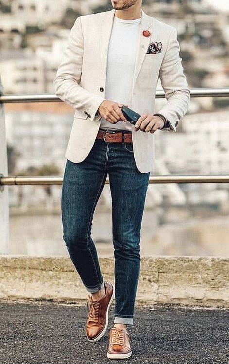 With white t-shirt, blue jeans, brown boots and belt | #mensclothing #blazer #blazerstyle #mensblazer #casualstyle Office Old Money, Blazer And Jeans, Fall Business, Blazer Outfits Men, Blazer Outfits Casual, Mens Business Casual Outfits, Herren Style, Old Money Fashion, Mens Fashion Blazer