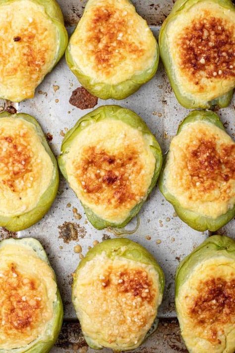 Easy-Stuffed-Chayote-Squash-18 Chayote Recipes, Chayote Squash, Cooked Chicken Recipes, Squash Casserole, Vegetable Side, Squash Recipes, Veggie Dishes, Easy Food To Make, Wholesome Food