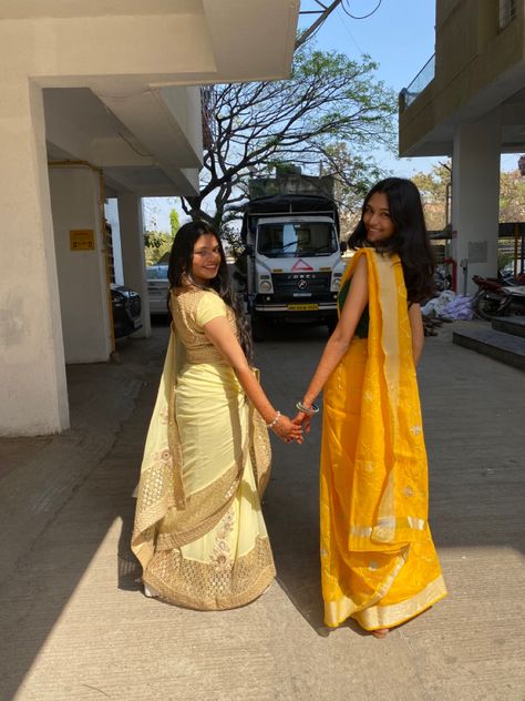 indian Sisters Goals Aesthetic, Pose With Sister In Traditional, Saree Duo Poses, Saree Poses With Sister, Poses In Saree With Friends, Sisters Photography Poses Indian, Sister Photoshoot Poses Indian, Clothing Poses, Sisters Poses