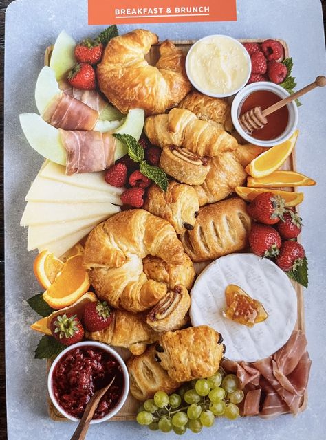 Breakfast Charcuterie Board, Breakfast Charcuterie, Brunch Catering, Easy French Toast Recipe, Croissant Breakfast, Cooler Food, Brunch Spread, Charcuterie Inspiration, French Toast Easy