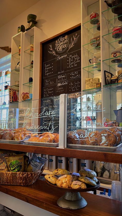 Tea And Bakery Shop, Cafe Desserts Display, Cute Book Shop Aesthetic, Bookstore Bakery Aesthetic, Bookstore And Cafe Aesthetic, Flower Cafe Design, Book Store Bakery, Bookstore Flower Shop, Bookstore Cafe Flower Shop