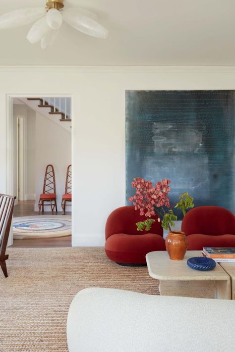 Sydney Home by Architects Nicholas + Associates and Hugh Jones Mackintosh - Vogue Australia Red Chairs, Australian Interior Design, Interior Design Per La Casa, Interior Design Awards, Design Del Prodotto, Contemporary Interior Design, Living Room Inspo, Interior Inspo, Living Room Inspiration