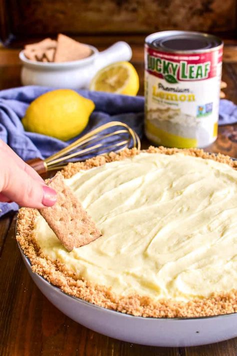 Graham cracker dipping into Lemon Pie Cheesecake Dip Pub Burgers, Easy Lemon Pie, Queso Sauce, Easy Queso, Lemon Tree Dwelling, Pie Dip, Dessert Dip, Lemon Pie Filling, Sliced Avocado