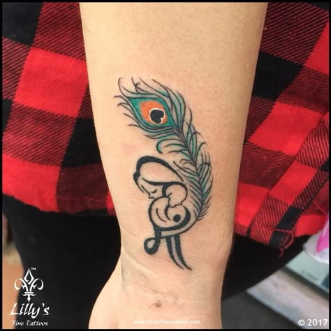 maa tattoo with peacock feather tattoo by Deepak Vetal at Lilly's Fine Tattoo #maatattoo #peacock #feather #mom #tattoo #peacockfeathertattoo #maatattoo #momtattoo design by #AkashChandani ✌️ Wrist Feather Tattoo, Bob Tattoo, Peacock Tattoos, Flute Tattoo, Maa Tattoo Designs, Maa Tattoo, Tattoos For Females, Mom Dad Tattoo Designs, Krishna Tattoo