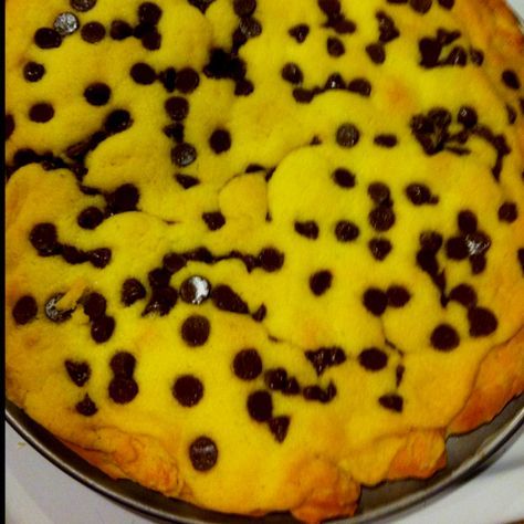 Chocolate Chip Pizza, Pizza Inn, Pizza Sugar Cookie, Pizza Crust Dough, Pizza Pan, Dessert Pizza, Yellow Cake, Semi Sweet Chocolate Chips, Yellow Cake Mixes