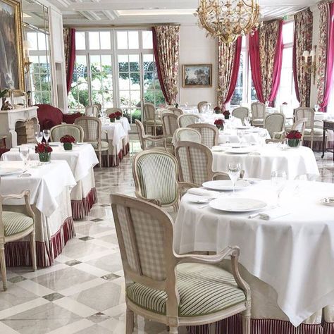 The 11 Best Restaurants Open for Christmas in Paris Le Bristol Paris, Luxury Lamps, Restaurant Lighting, Modern Restaurant, French Restaurants, Paris Restaurants, Restaurant Furniture, Restaurant Interior, Hotel Restaurant