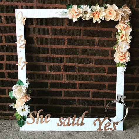 DIY bridal shower photo booth frame. Diy Fotokabine, Bridal Shower Inspo, Bridal Shower Decorations Diy, Bridal Shower Planning, Bridal Shower Photos, Bridal Bachelorette Party, Bridal Shower Diy, Bridal Shower Brunch, Photo Booth Frame