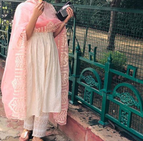 Wear white chikankari kurti with pink dupatta and you are good to go White Suit With Pink Dupatta, Pink Chikankari Kurti, Contrast Dupatta, Pink Kurti, Pink Dupatta, Kurti Style, Chikankari Kurti, Chikankari Suits, Long Kurti