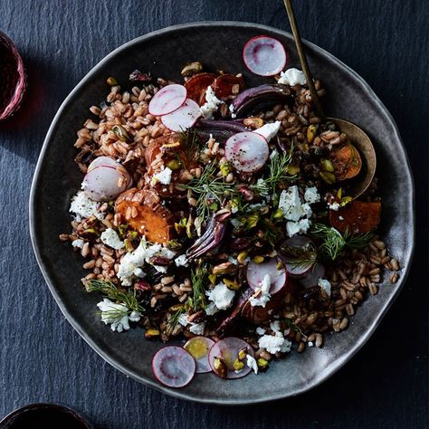 Farro Salad with Roasted Sweet Potato, Red Onion and Goat Cheese Farro Recipes, Grain Salads, Lunch Bowls, Goat Cheese Recipes, Farro Salad, Grain Bowls, Weekend Meals, Vegetarian Meal, Thanksgiving Sides