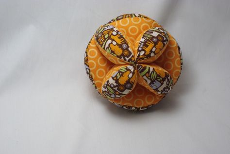 DIY Montessori inspired baby clutch ball pattern. Amish Puzzle Ball, Sew Gifts, Amish Crafts, Montessori Diy, Ball Pattern, Sew Mama Sew, Baby Ball, Free Sewing Patterns, Haken Baby