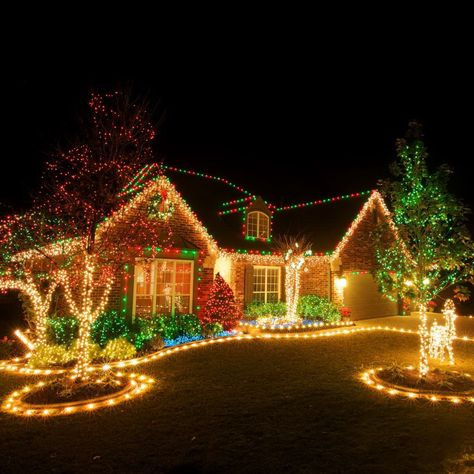 Exterior Christmas Lights, Christmas Lights Outside, Outside Christmas Decorations, Diy Christmas Lights, Hanging Christmas Lights, Christmas Light Displays, Christmas Lighting, Xmas Lights, Christmas Yard