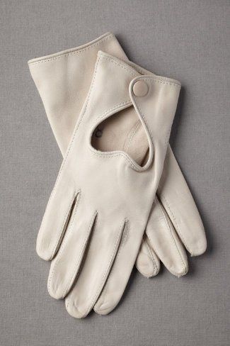 Sweet little gloves create a vintage 1960's era #bridal look. White Leather Gloves, Winter Wedding Accessories, June Bug, Fashion Gloves, Gloves Fashion, Vintage Gloves, Chique Outfits, Wedding Gloves, Anne With An E