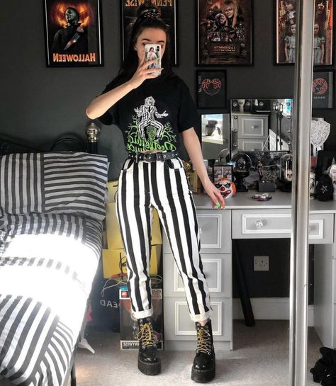 Beetlejuice Outfits, Alternative Grunge, Alt Outfits, Look Rock, Alt Fashion, Alternative Outfits, Goth Outfits, Look Vintage, Edgy Outfits