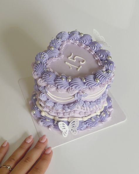 Lavender And Silver Birthday Party, Lavender Cake Design, Lavender Birthday Cake, Lilac Cake, Vintage Core, Purple Cakes Birthday, 25th Birthday Cakes, Lavender Cake, Buttercream Decorating