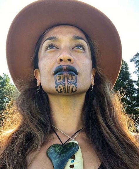 After A News Presenter Gets A Visible Face Tattoo, This Woman Educates People On How To Be Respectful Maori Face Tattoo, Tato Maori, Tato Suku, Tato Tradisional, Face Tattoos For Women, Tato Dengan Makna, Katharine Ross, Maori People, Facial Tattoos