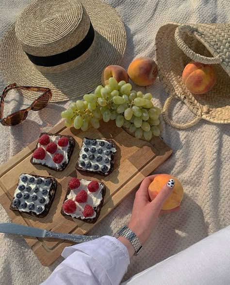 Cartier Rug — @katieshaa Picnic Inspiration, Picnic Aesthetic, Picnic Date, Picnic Ideas, Picnic Food, Kue Ulang Tahun, Northern Italy, Puddings, Pretty Food