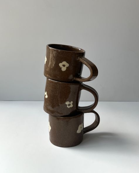 From the bloom collection. Terracotta clay mugs with an irregular white flower design. Handmade. #handmademugs #pottery #potterylovers #art #artist #potterystudio #design #homeobjects #mugs #ceramicdesign #wabisabiinteriors #sculpture #cerámica #ceramicart #atelierberoj Ceramics Design, Interior Design Boards, Terracotta Clay, Flower Mug, Clay Mugs, Ceramics Projects, Ceramic Design, Pottery Studio, Clay Ceramics