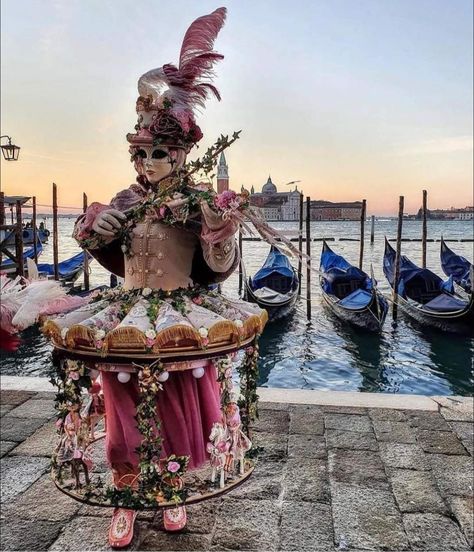 Carousel Costume, St Mark's Basilica, Masquerade Outfit, Venice Carnival Costumes, Grand Canal Venice, Theme Carnaval, Carnival Of Venice, Venice Carnival, Carnival Costume