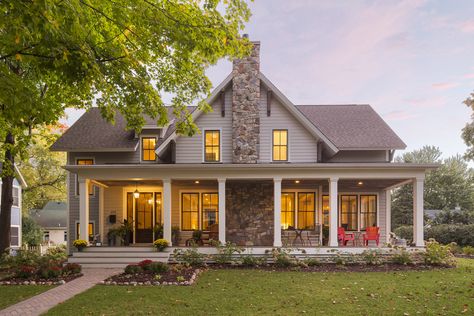 Modern Farmhouse Exterior Design, Farmhouse Front Porch Decor, Farmhouse Exterior Design, Exterior Design Ideas, Farmhouse Front Porches, Casas Coloniales, New Interior Design, Farmhouse Front, Modern Farmhouse Exterior