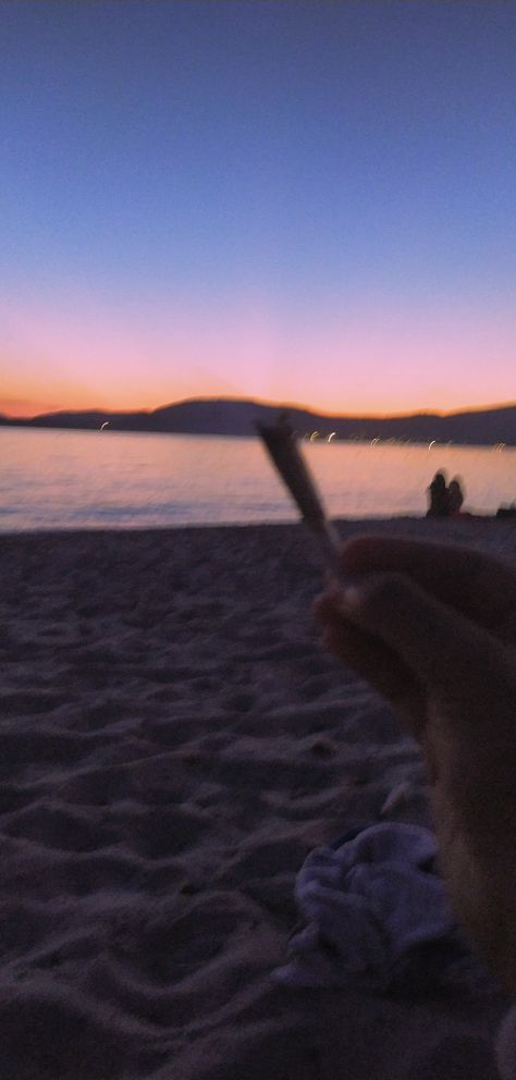 #smoking #sunset #bruh Sunset Together, Goals 2024, Early Adulthood, 20 Something, Watching The Sunset, Picnic Date, Summer Goals, Summer Love, Beach Picnic