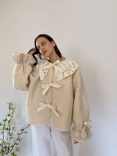 Short White Coat, Upcycle Lace, Vintage Wool Blanket, Iranian Women Fashion, Everyday Fashion Outfits, Lace Jacket, Fashionista Clothes, Thrift Fashion, Woolen Coat