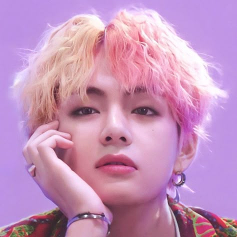 Kim Taehyung Pink Hair, V Pink Hair, Strangers To Lovers, Bts Hair Colors, Two Color Hair, Lee Nagyung, V Hair, Split Dyed Hair, Color Rubio