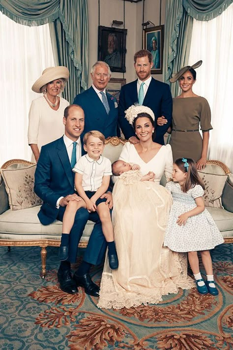 British Royal Family Portraits - Official Portraits of the Royal Family Principe William Y Kate, Royal Family Portrait, Prince William Et Kate, Princesa Charlotte, William E Kate, Prins William, Royal Family Pictures, Photo Tag, Rainha Elizabeth Ii