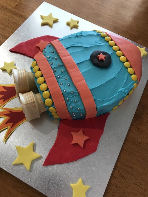 Rocket Ship Cupcake Cake, Rocket Ship Cake Space Theme, Rocket Cupcake Cake, Rocketship Birthday Cake, Space Cake Diy, Spaceship Birthday Cake, Easy Space Cake, Rocket Ship Birthday Cake, Rocket Cakes For Boys