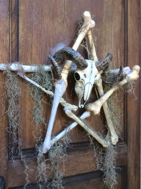 H.Forums - The Halloween Lady: Bone Pentagram Wreath. Pentagram Wreath, Voodoo Swamp, Voodoo Halloween, Casa Halloween, Animal Skull, Vulture Culture, Bone Art, Animal Bones, Halloween Party Supplies