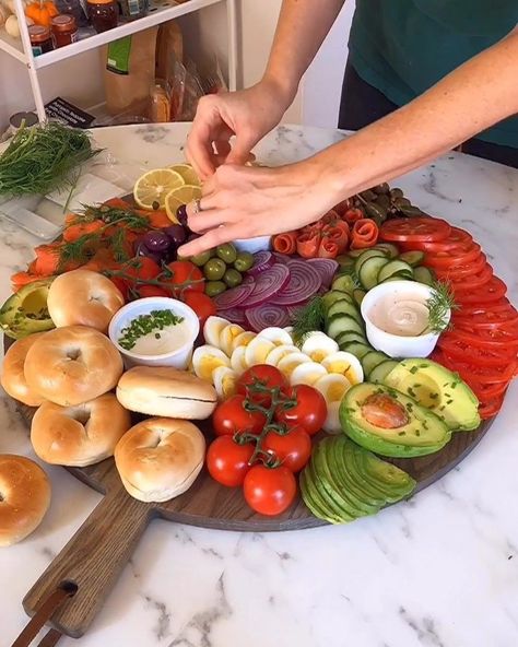 Meg Quinn on Instagram: “Totally neglected to post this #AintTooProudToVideo of the Epic Bagel Brunch Board! Its basically the best thing you could serve your…” Bagel Breakfast Board Ideas, Bagels And Lox Platter, Bagel Lox Board, Bagel Brunch Boards, Lox And Bagels Board, Brunch Boards, Bagel Brunch, Brunch Board, Sommer Mad