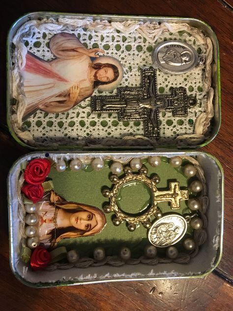 Reliquary Box Ideas, Mini Shrine, Pocket Altar, Mint Tin Crafts, Pocket Shrine, Shrines Art, Altoids Tin, Christian Studies, Catholic Decor