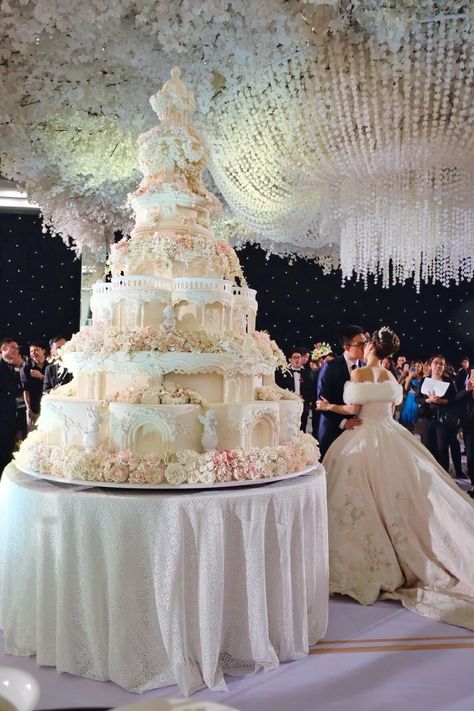 Pareja de novios parados frente a un enorme pastel de bodas Biggest Wedding Cake, Huge Wedding Cakes, Large Wedding Cakes, Fancy Wedding Cakes, Huge Cake, Extravagant Wedding Cakes, Royal Cakes, Big Wedding Cakes, Dream Wedding Cake