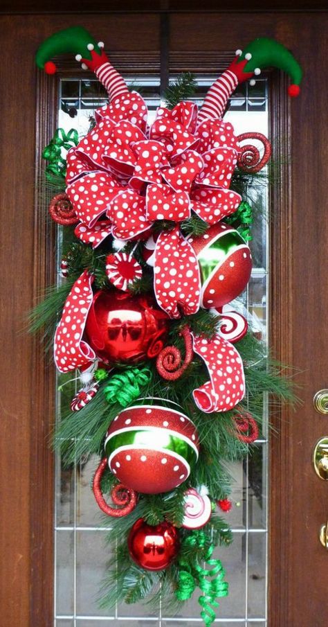 Top Christmas Door Decorations - Christmas Celebration - All about Christmas Diy Christmas Door Decorations, Diy Christmas Door, Christmas Lights Outside, Christmas Door Decoration, Have Inspiration, Christmas Swags, Whimsical Christmas, Christmas Door Decorations, Christmas Wreaths Diy