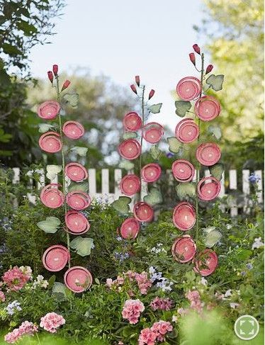 hollyhocks Hantverk Diy, Garden Whimsy, Metal Yard Art, Metal Garden Art, Garden Accents, Whimsical Garden, Picket Fence, Garden Stakes, Glass Flowers