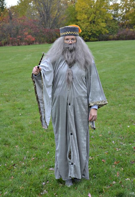 Professor Dumbledore Costume, Dumbledore Costume Diy, Diy Dumbledore Costume, Dumbledore Halloween Costume, Diy Wizard Costume, Albus Dumbledore Costume, Kostüm Harry Potter, Disfraz Harry Potter, Dumbledore Costume