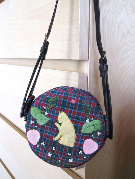 Diy Bag Strap, Round Bags, Circle Bags, Diy Straw, Diy Sewing Tutorials, Round Purse, Bags Cross, Vintage Crochet Patterns, Diy Backpack