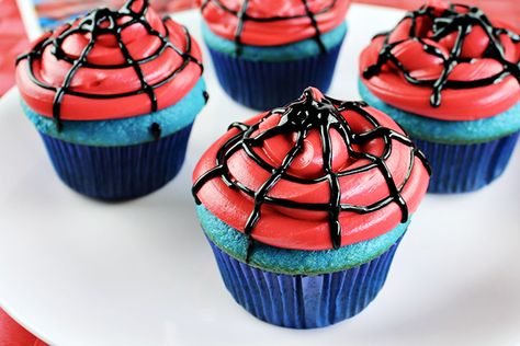 Easy Spiderman Cupcakes - Comic Con Family Marvel Cupcakes, Spider Man Cupcakes, Spiderman Cupcakes, Superhero Cupcakes, Cupcakes For Men, Eat Cupcakes, Spiderman Birthday Party, Boxed Cake, Spiderman Cake