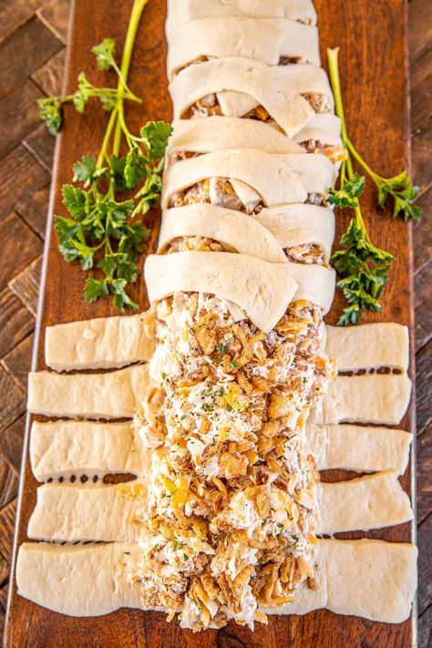 French Onion Chicken Braid recipe – we are obsessed with this quick meal! Pizza dough stuffed with chicken, sharp cheddar cheese, french onion dip, garlic, and french fried onions. SO easy to make! A great way to use up leftover chicken or even holiday turkey. We make this at least once a month. We love this for lunch, dinner, and as a party appetizer. Chicken Braid Recipe, Chicken Braid, Appetizers Puff Pastry, Smothered Green Beans, Chicken Puffs, Onion Rolls, Onion Dip Recipe, Pillsbury Dough, Sour Cream Dip