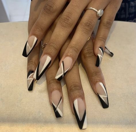 Half Black Half White Nails, Black And White Nails Almond, Black And White French Tip Nails, Black And White French Tip, Scale Nails, Two Tone Nails, Black And White Nail Designs, Bday Nails, Black And White Nail Art