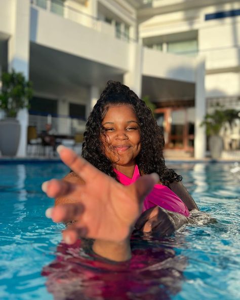 Naturally beautiful, Nkosazana Daughter's swimming pool vibes have left TikTok fans dubbing her the 'Black Mermaid'. Nkosazana Daughter Pictures, Swimming Photo Ideas, Black Woman Swimming, Cute Pool Pics, Nkosazana Daughter, Pool Video, South African Celebrities, Pool Snacks, Swimming Videos