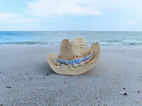 blue floral cowboy hat💙 Coastal Cowgirl Hat, Cowboy Fit, Cowgirl Halloween Costume, Coastal Cowboy, Cowgirl Poster, Cowgirl Halloween, Beads Fabric, Straw Cowboy Hat, College Aesthetic