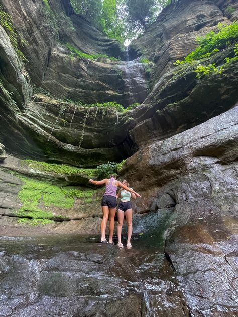 Hiking With Best Friend, Best Friends Hiking, Exploring With Friends, Camping Photo Ideas Friends, Hiking Pictures With Friends, Photos To Take With Friends, Summer Hiking Aesthetic, Hike With Friends, Hike Aesthetic