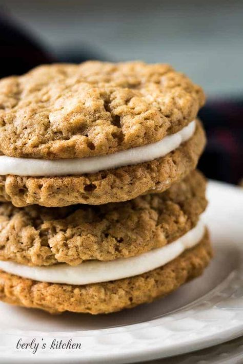 These homemade oatmeal whoopie pies feature sweet, fluffy, vanilla buttercream sandwiched between two thick and chewy oatmeal cookies! #berlyskitchen Oatmeal Whoopie Pie Recipe, Oatmeal Whoopie Pies, Fluffy Vanilla Buttercream, Pumpkin Spice Oatmeal, Chewy Oatmeal Cookies, Cake Mix Cookie Bars, Whoopie Pie Recipe, 3 Ingredient Cookies, Oatmeal Cream Pies