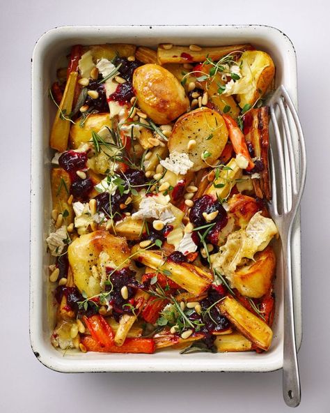 Leftover Christmas veggie traybake with cranberry and brie Christmas Dinner Leftover Recipes, Xmas Dinner Recipes, Christmas Veggie, Christmas Leftovers Recipes, Christmas Veggie Tray, Vegetarian Christmas Dinner, Vegetarian Christmas Recipes, Christmas Vegetables, Brie Cranberry