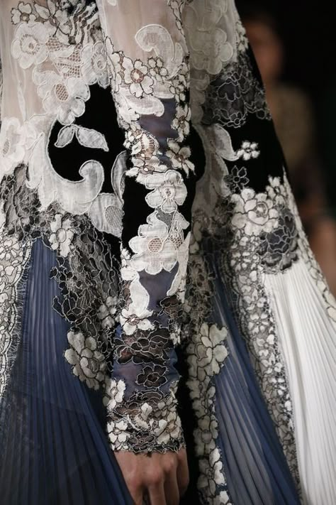 Haute Couture Details, Arts Magazine, Vogue France, Valentino Couture, Couture Embroidery, Couture Details, Embroidery Fashion, Lace Dresses, Abayas Fashion