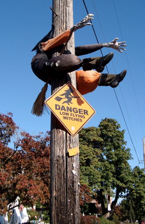 Halloween Decorations Diy, Telephone Pole, Halloween Witch Decorations, Homemade Halloween Decorations, Flying Witch, Dekor Diy, Decoration Halloween, Diy Craft Tutorials, Homemade Halloween