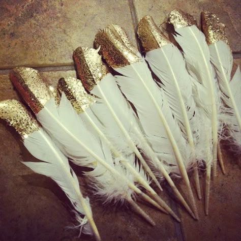 Dip feathers in gold paint and glitter. | 51 DIY Ways To Throw The Best New Year's Party Ever Dipped Feathers, Jul Diy, Halloween Fest, نباتات منزلية, Glitter Dipped, Gatsby Wedding, Gold Diy, Masquerade Party, White Feathers